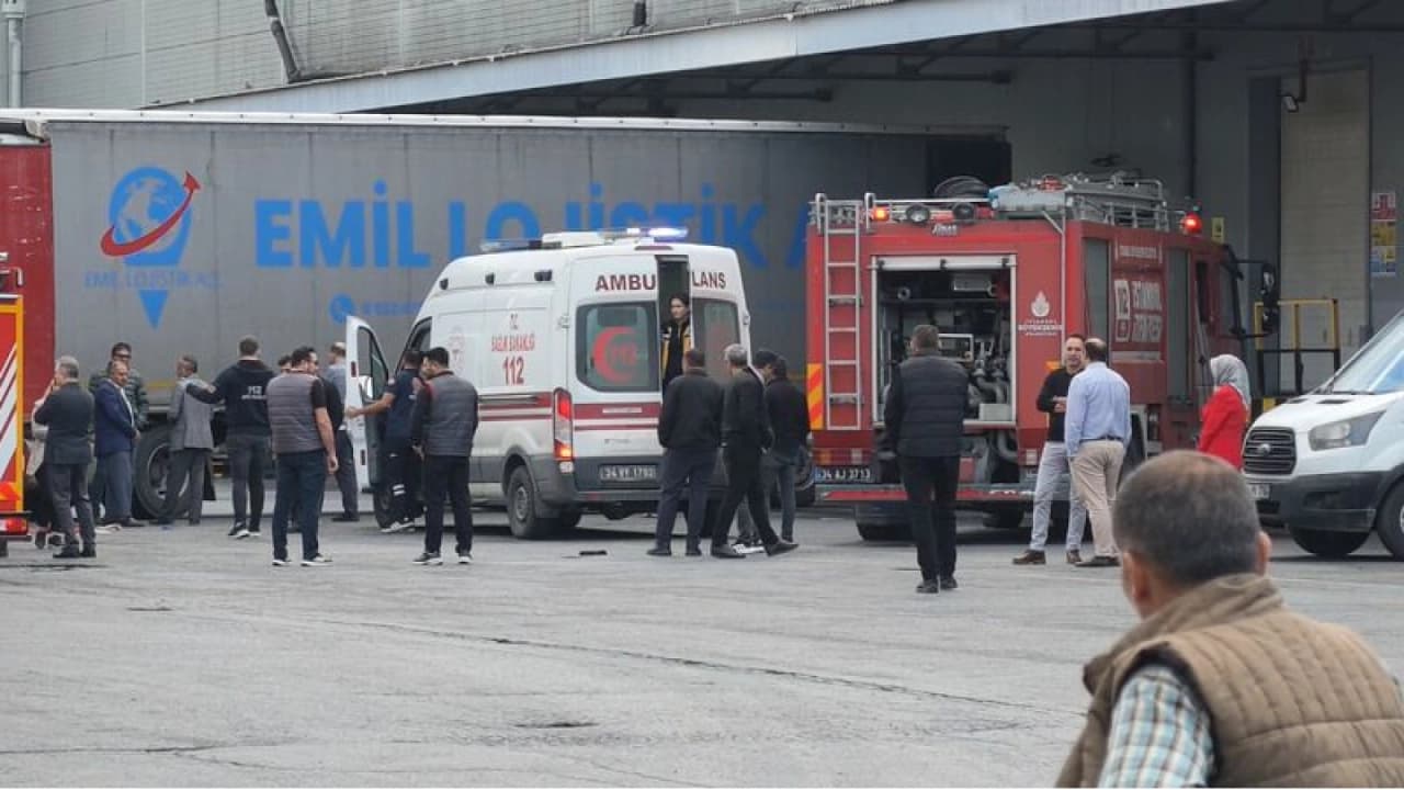 İstanbul Esenyurt'ta Feci Kaza: TIR'lar Arasında Kalan İşçi Hayatını Kaybetti