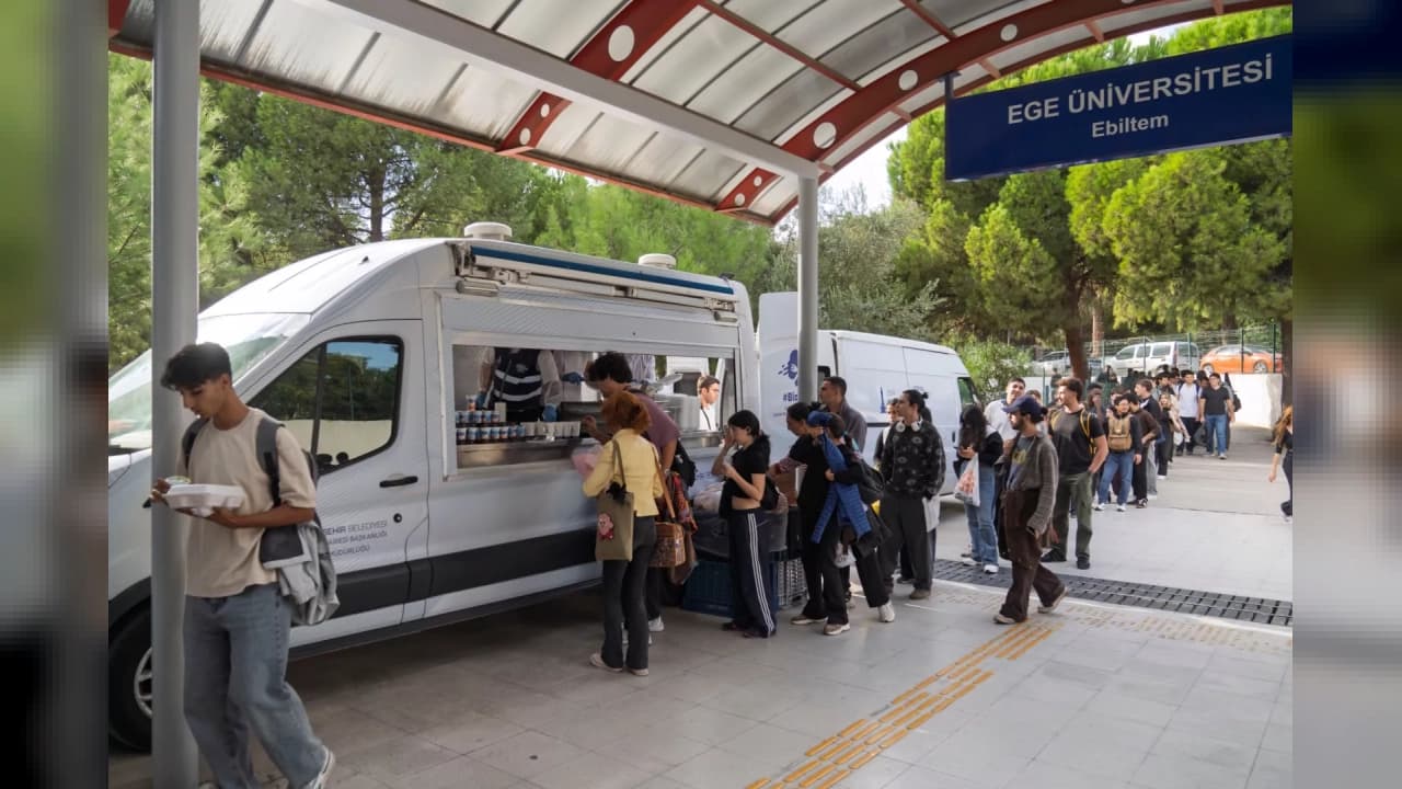 İzmir Büyükşehir Belediyesi'nden Üniversite Öğrencilerine Ücretsiz Akşam Yemeği Desteği