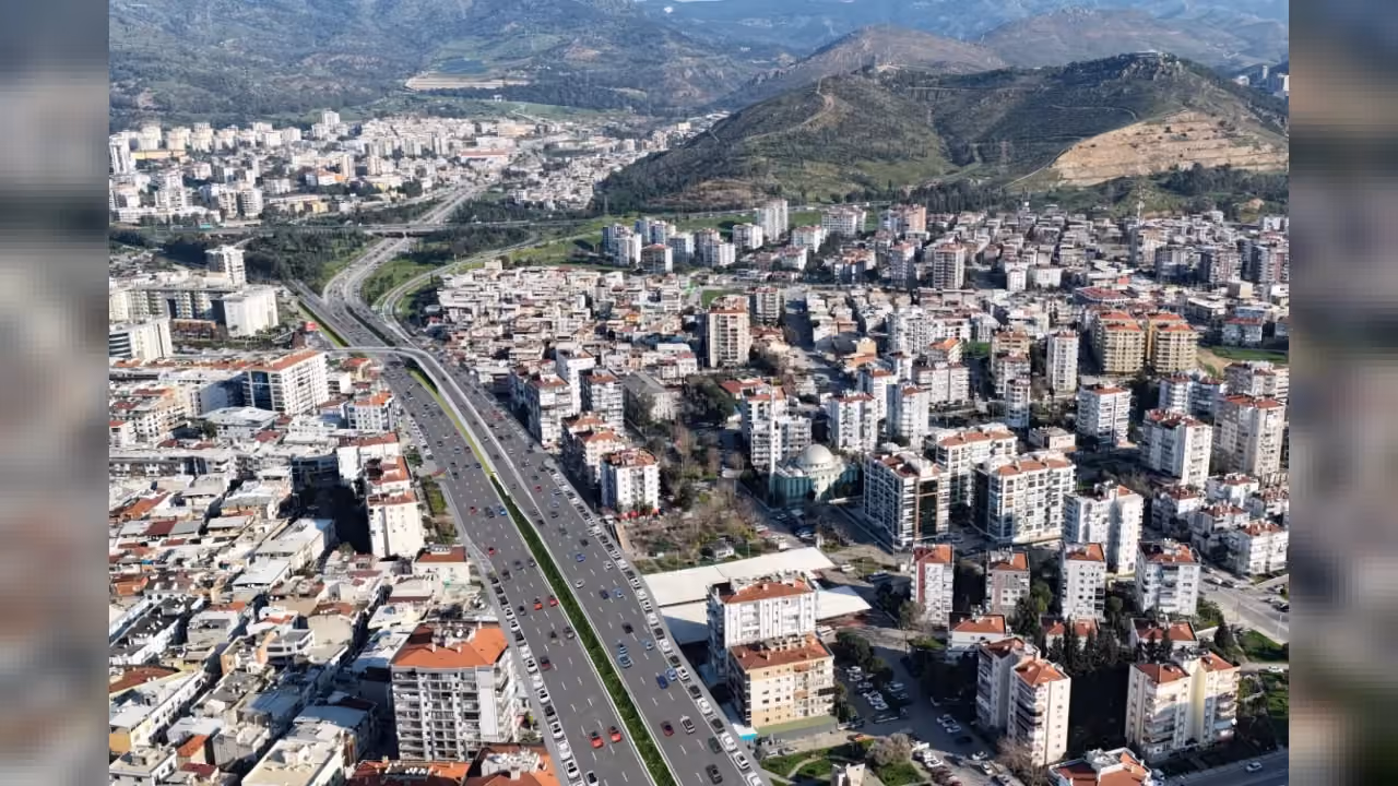 İzmir'de Girne Bulvarı ile Nazım Hikmet Bulvarı Arasında Yeni Üst Geçit Projesi