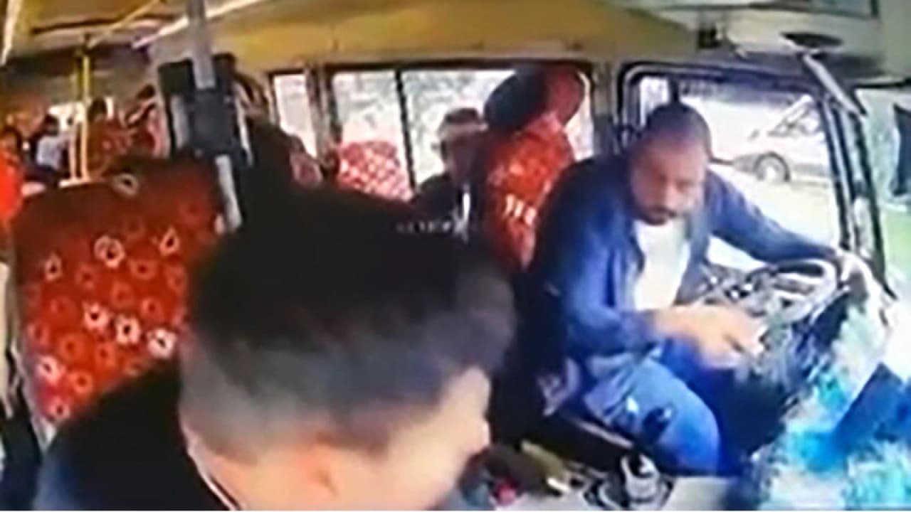 Adana'da Yolcularla Konuşan Minibüs Sürücüsü Dolmuşa Çarptı