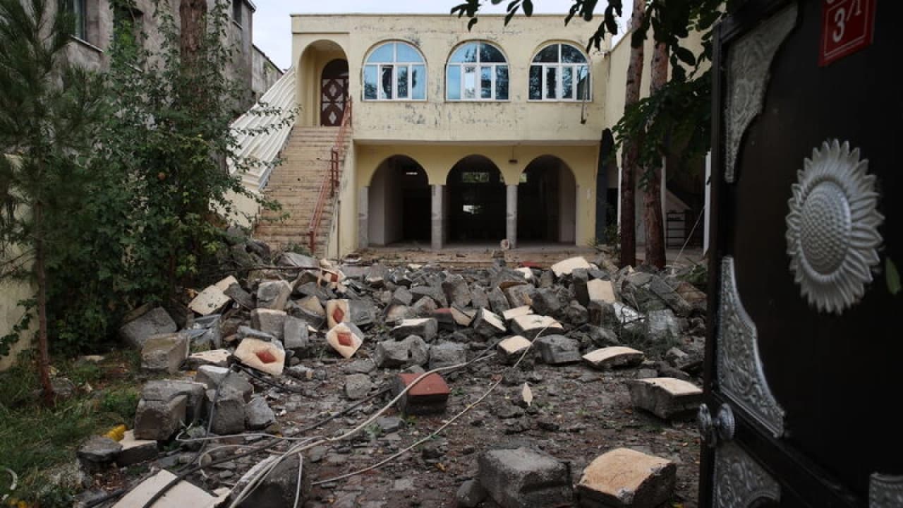Bismil'de Şiddetli Fırtına ve Sağanak: Cami Minaresi Yıkıldı, Evler Hasar Gördü