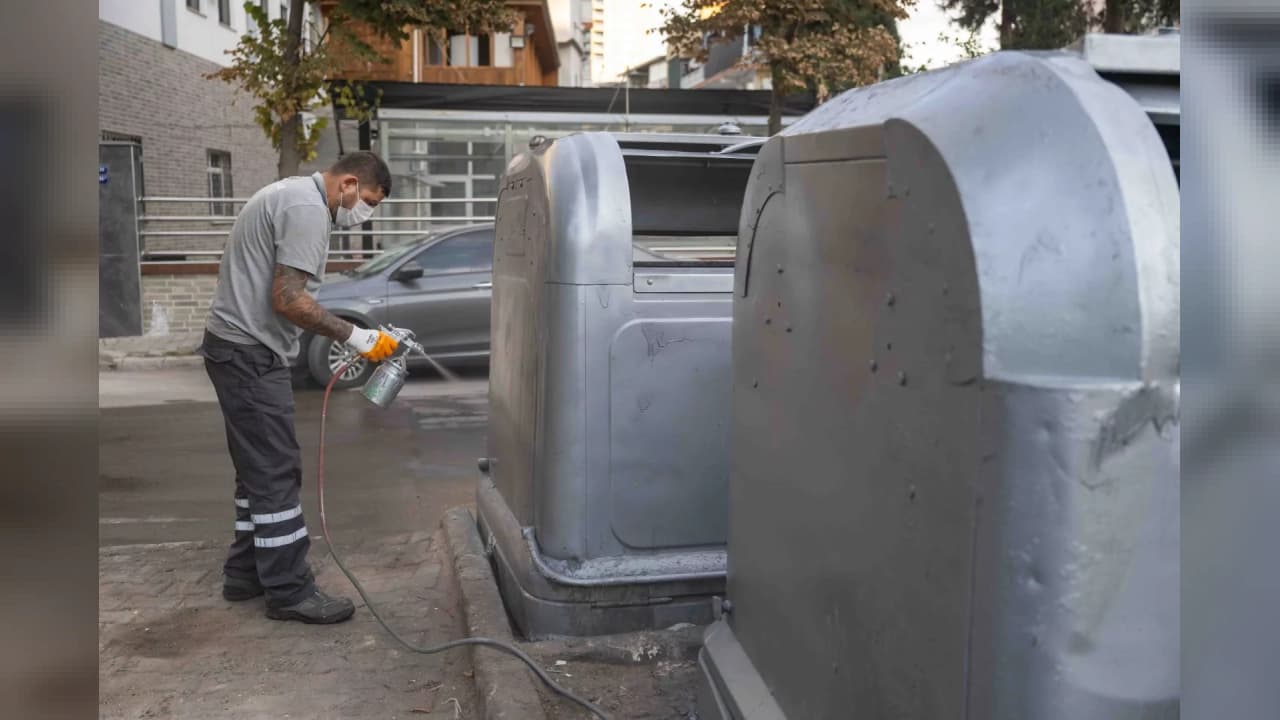 Bornova'da Kapsamlı Mahalle Temizliği: Başkan Ömer Eşki Rafetpaşa'da Çalışmaları Denetledi