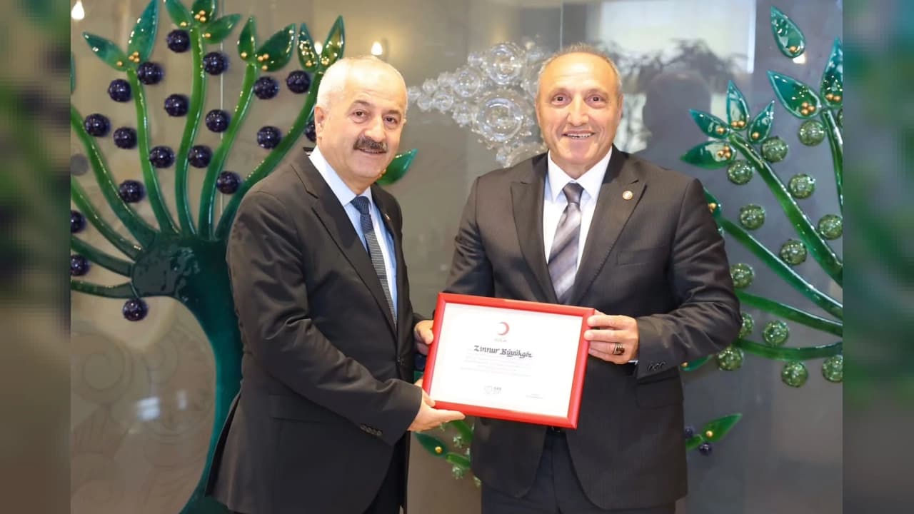 Gebze Belediye Başkanı Zinnur Büyükgöz'e Kızılay'dan Teşekkür Belgesi