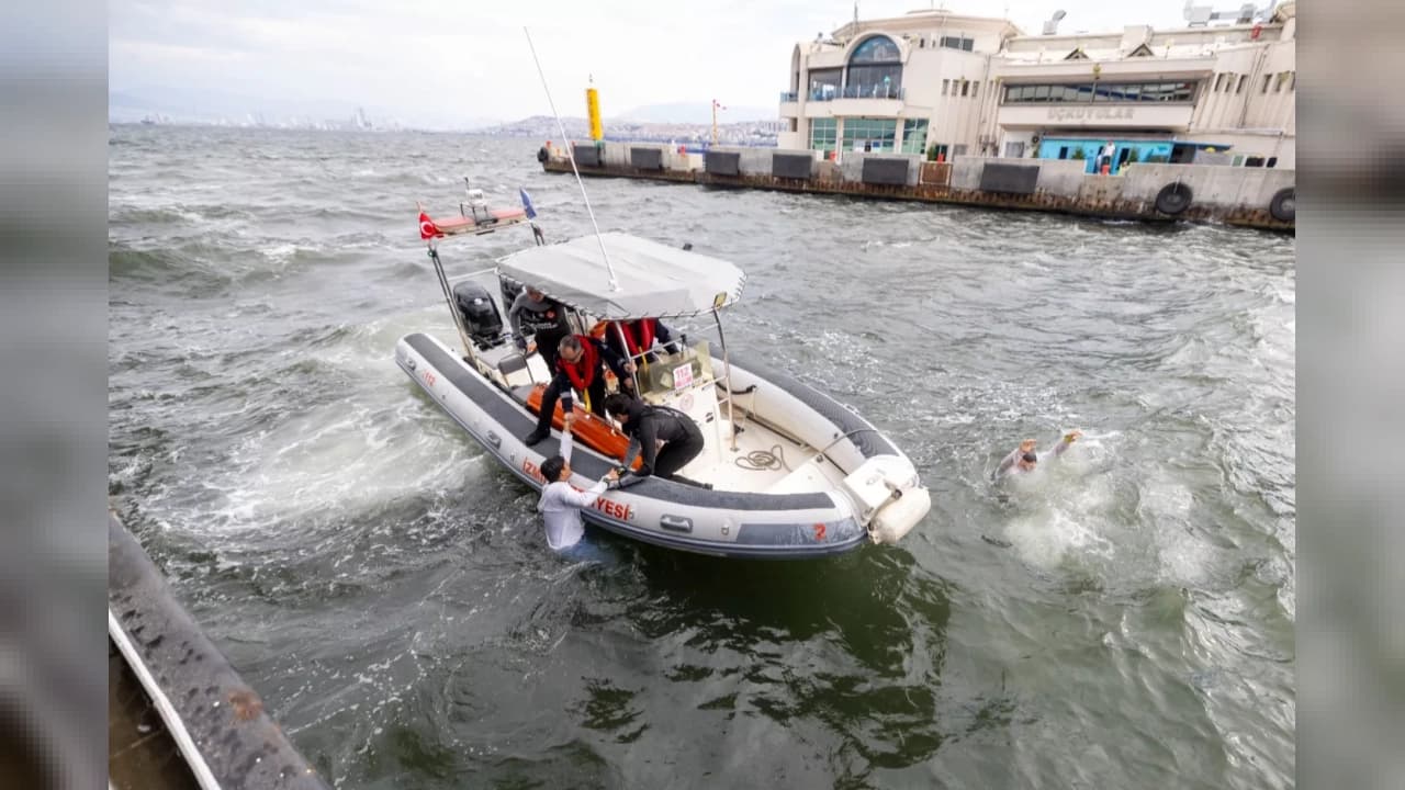 İzmir Körfezi'nde Arabalı Vapurdaki Yangın Tatbikatı Nefes Kesti
