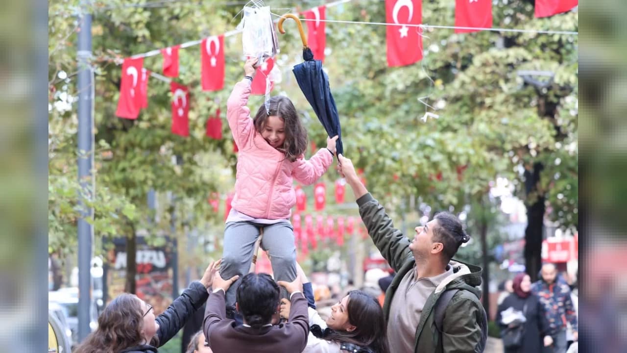 Kocaeli Kitap Fuarı Öncesi Ağaçlar Kitap Açtı: Çınarlara Asılan Binlerce Eser Dakikalar İçinde Toplandı