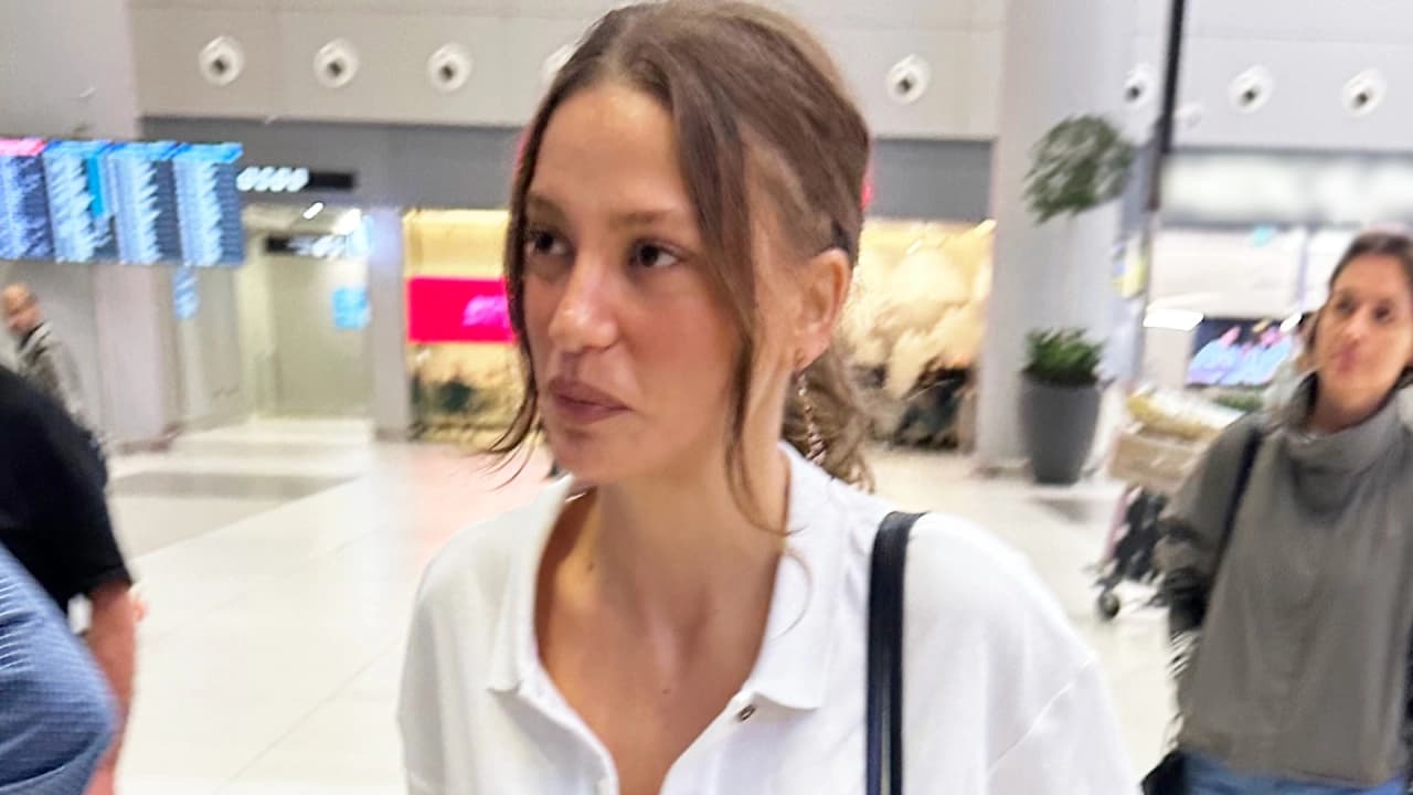 Serenay Sarıkaya Paris Moda Haftası Dönüşü İstanbul Havalimanı'nda Konuştu