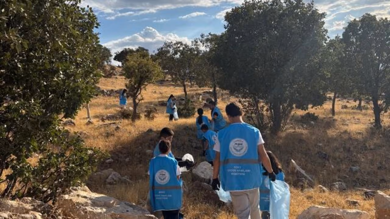 Siirt'te Öğrencilerden Tillo Botan Tabiat Parkı'nda Anlamlı Çevre Hareketi