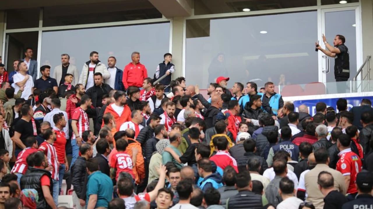 Sivasspor - Bodrum FK Maçında Tribünler Karıştı: Yönetim İstifa Sesleri ve Uğur Çiftçi Gerginliği