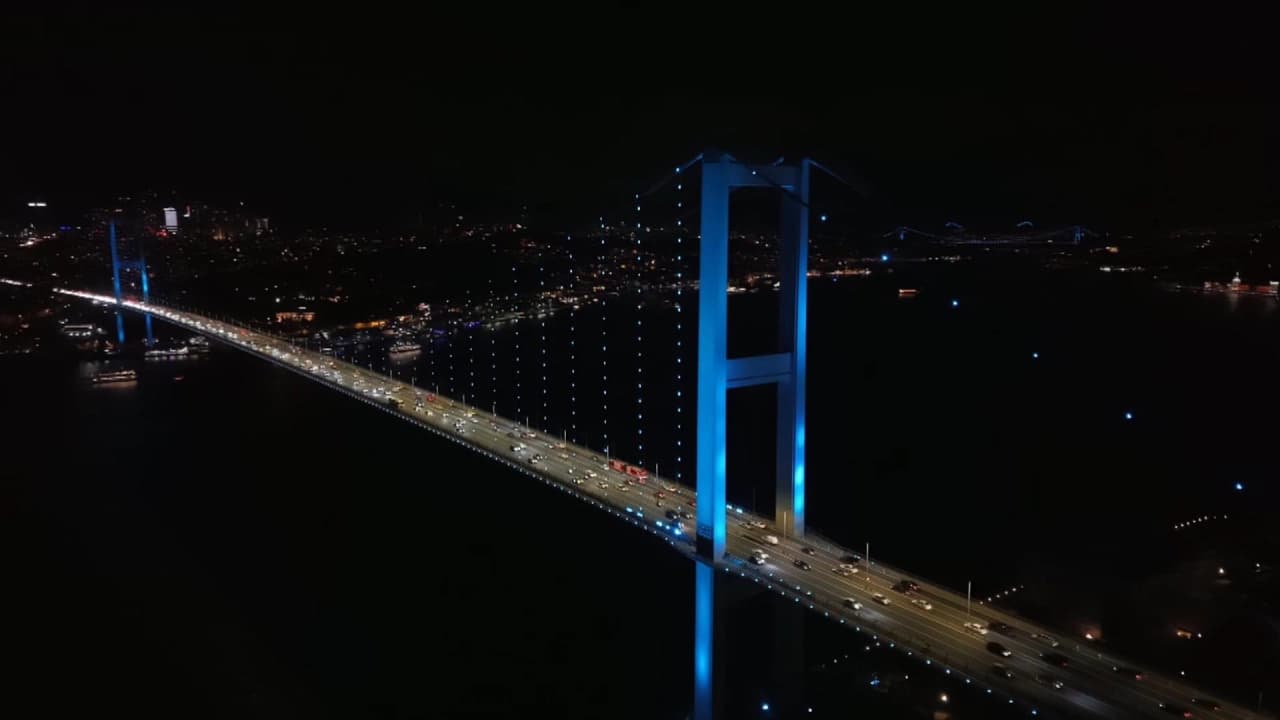 İstanbul Boğazı Köprüleri 3 Ekim Türk Dünyası Günü'nde Turkuaza Büründü