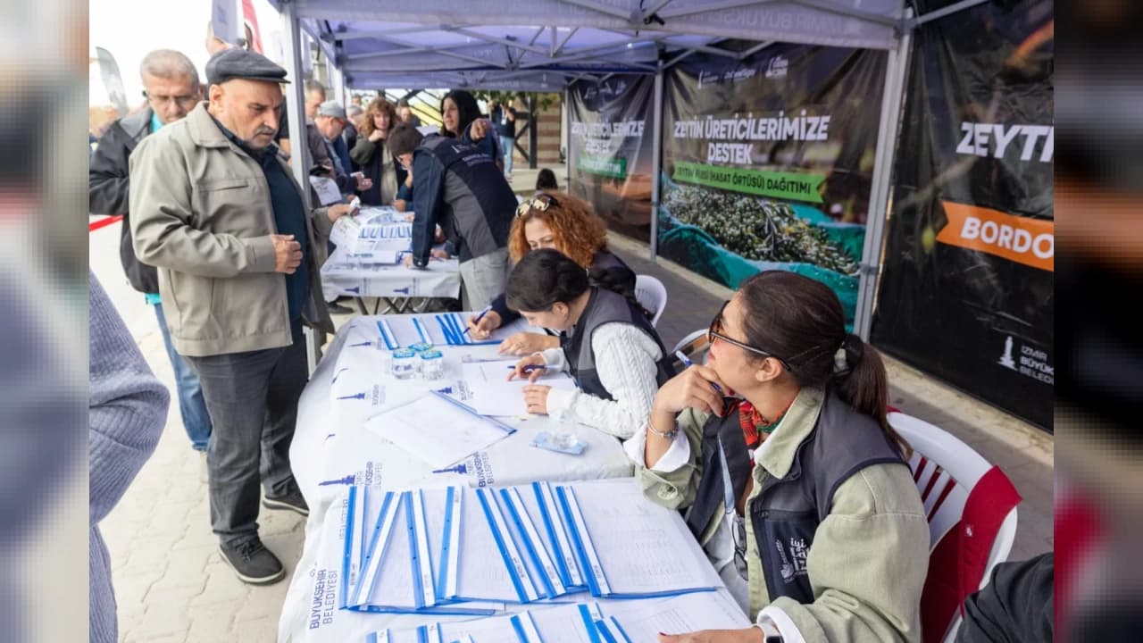 İzmir'de Zeytin Üreticisine Büyük Destek: Kemalpaşa'da 391 Çiftçiye Malzeme Dağıtıldı