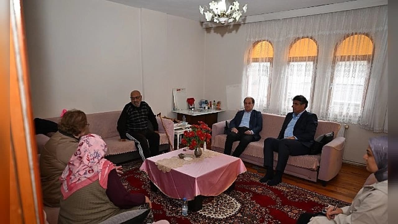 Kartepe Protokolünden Emekevler Mahallesi'nde Yaşayan Kanma Çiftine Anlamlı Ziyaret
