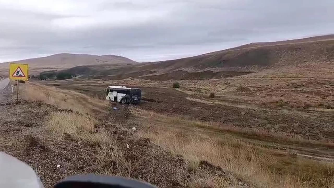 Sivas Kangal'da Yolcu Otobüsü Tarlaya Girdi: 2'si Çocuk 9 Kişi Yaralandı