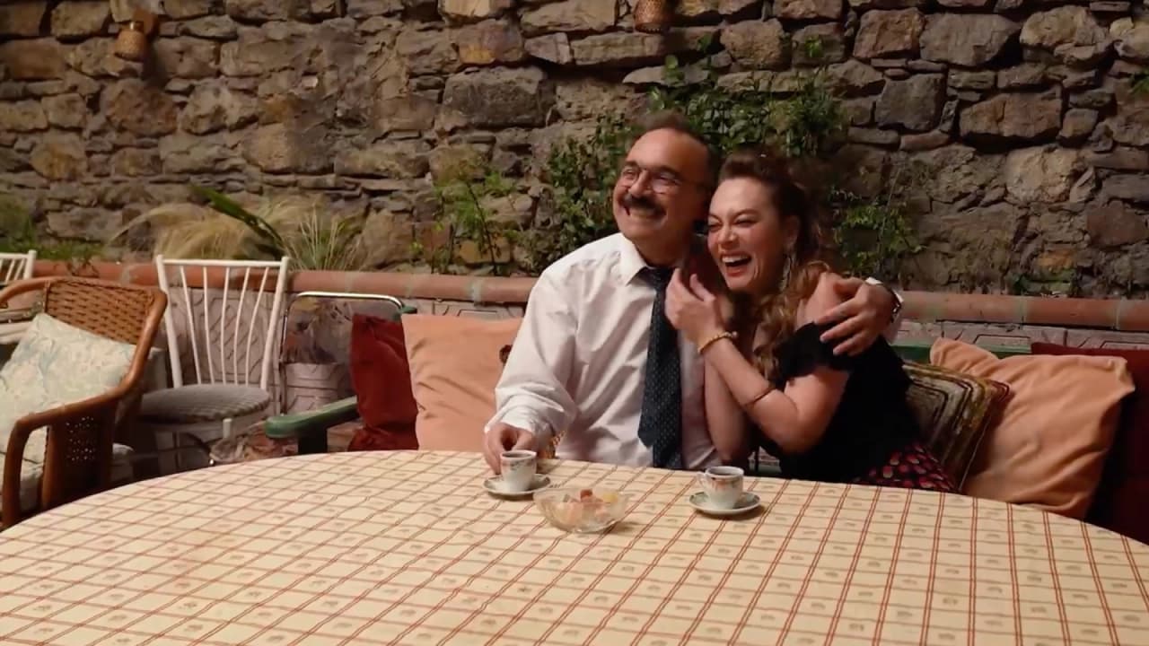 Gülse Birsel'in Yazıp Ozan Açıktan'ın Yönettiği '2 Aile Arasında' Filminin Afişi Yayınlandı