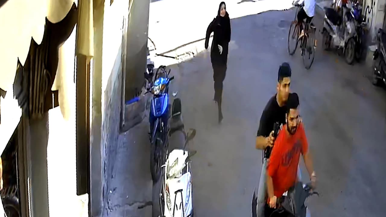 Adana'da Çanta Gaspı Kamerada: Biri Tutuklandı, Diğeri Aranıyor