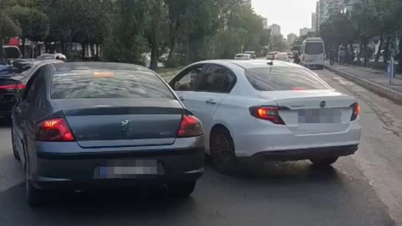 Adana'da Sürücüler 180 Bin Lira Ceza Korkusuyla Araçtan İnmeden Camdan Cama Tartıştı