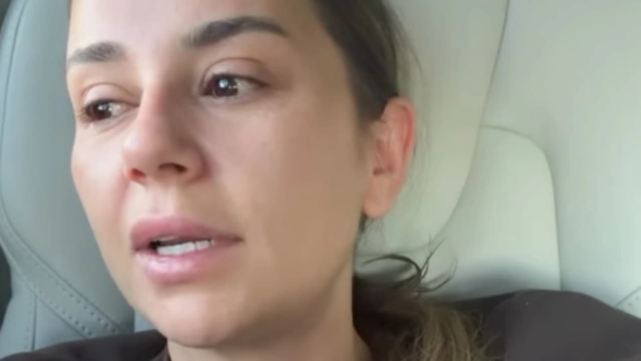Merve Özbey Afyonkarahisar konserinde merdivenlerden düştü: Sağlık durumu nasıl?