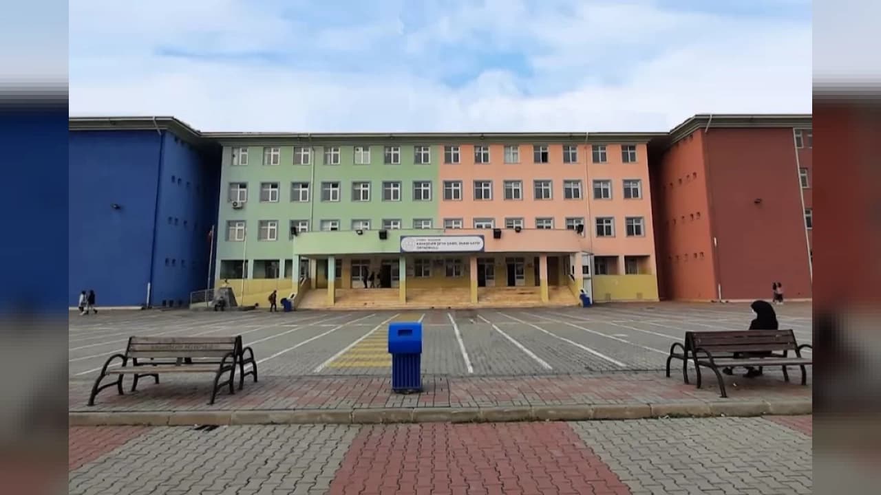 Başakşehir'de Ortaokulda Kavga: 1'i Kritik 8 Öğrenci Yaralandı