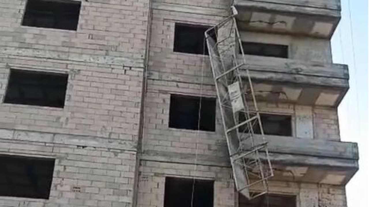 Tarsus'ta iskeleden düşen inşaat işçisi hayatını kaybetti