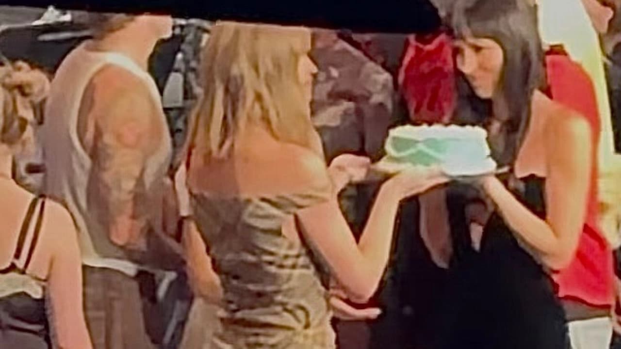 Taylor Swift'ten Dakota Johnson'a kuliste doğum günü sürprizi