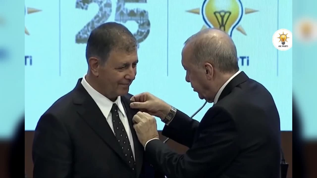 Cemil Tugay AK Parti'ye katıldı: Rozeti Cumhurbaşkanı Erdoğan taktı