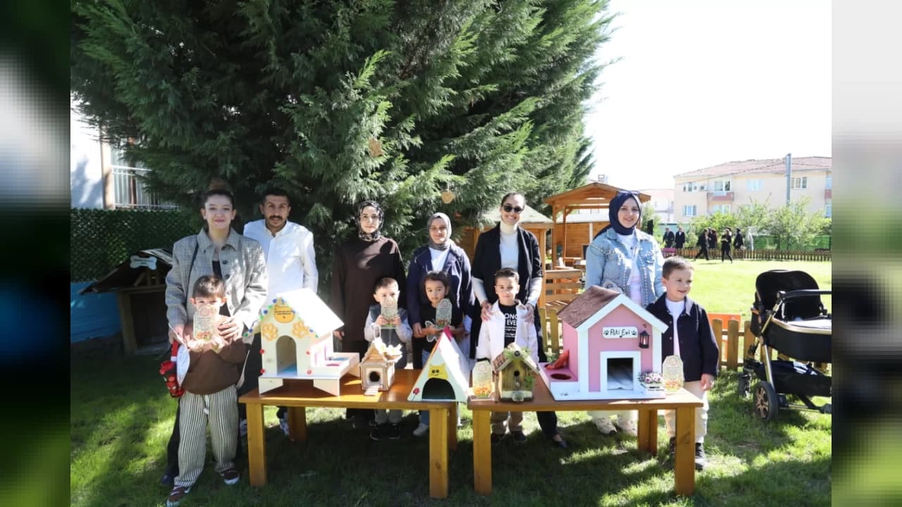İnegöl'de öğrenciler ve aileleri 190 hayvan yuvası hazırladı