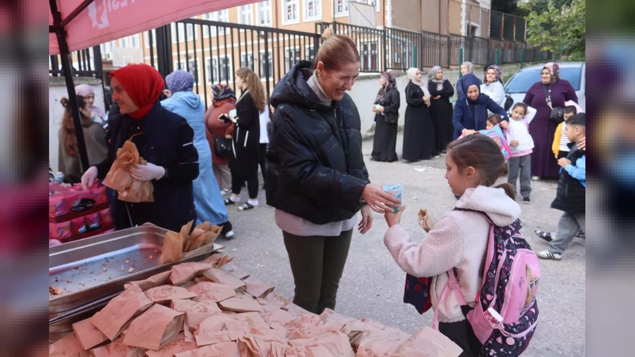 İzmit Belediyesinden Üç İlkokulda Öğrencilere Börek ve Ayran İkramı