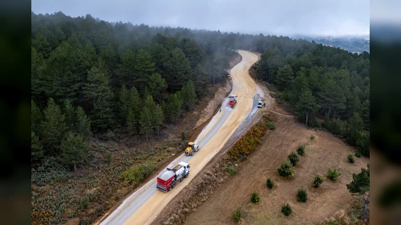 Demirci'de 11 Kilometrelik Söğütçük Mahallesi Yolu Asfaltlanıyor