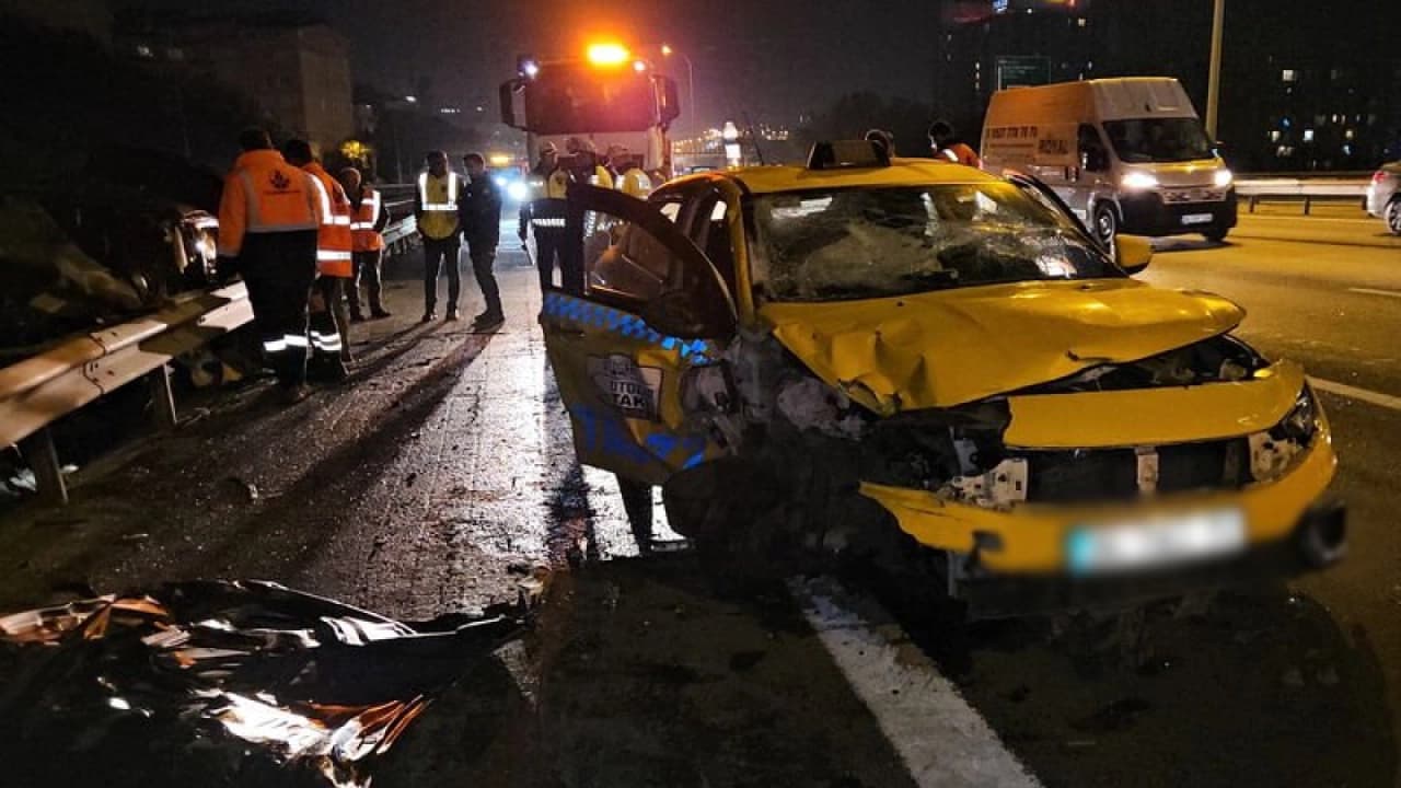 Kağıthane'de otomobil taksiye çarptı: 1 ölü, 2 yaralı
