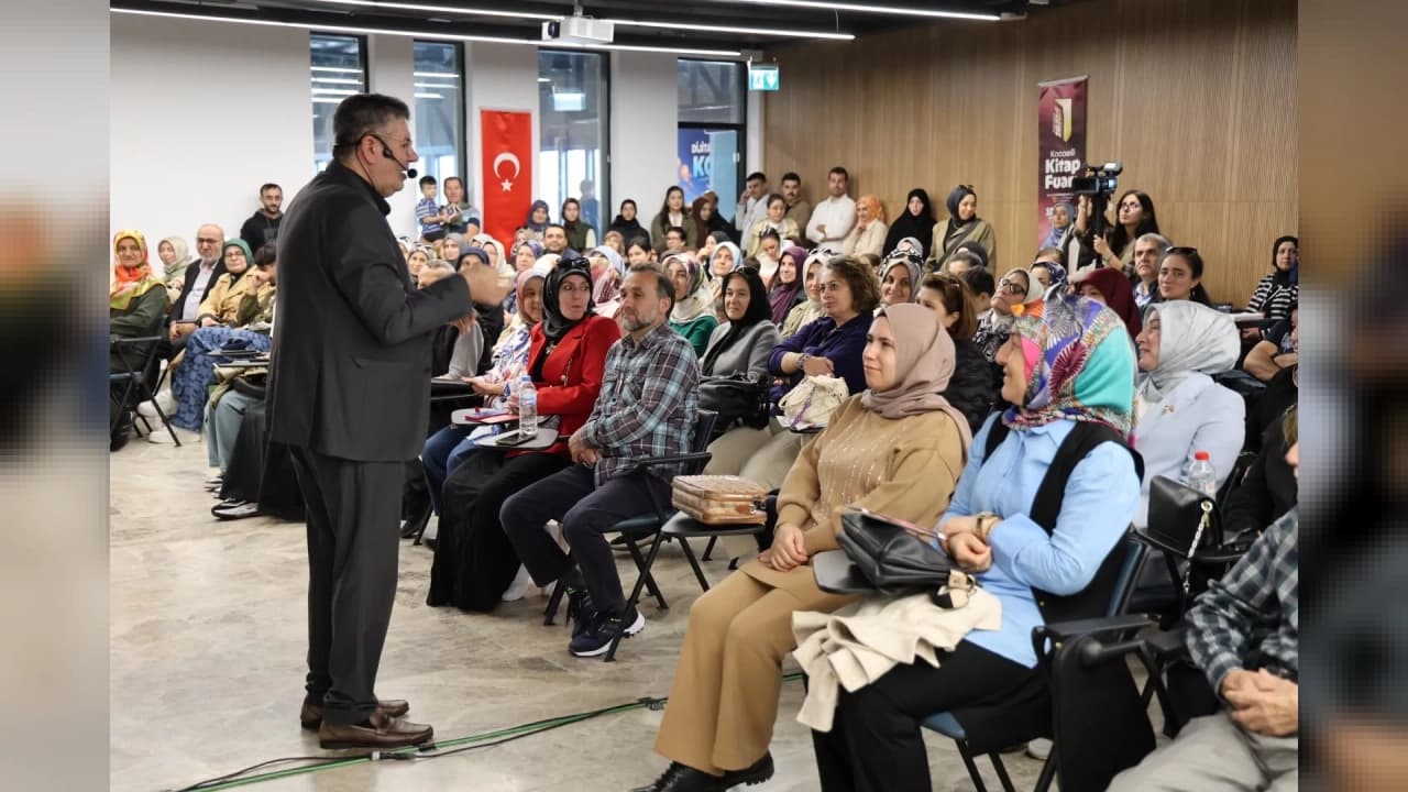 Alişan Kapaklıkaya Kocaeli Kitap Fuarı'nda aileleri uyardı