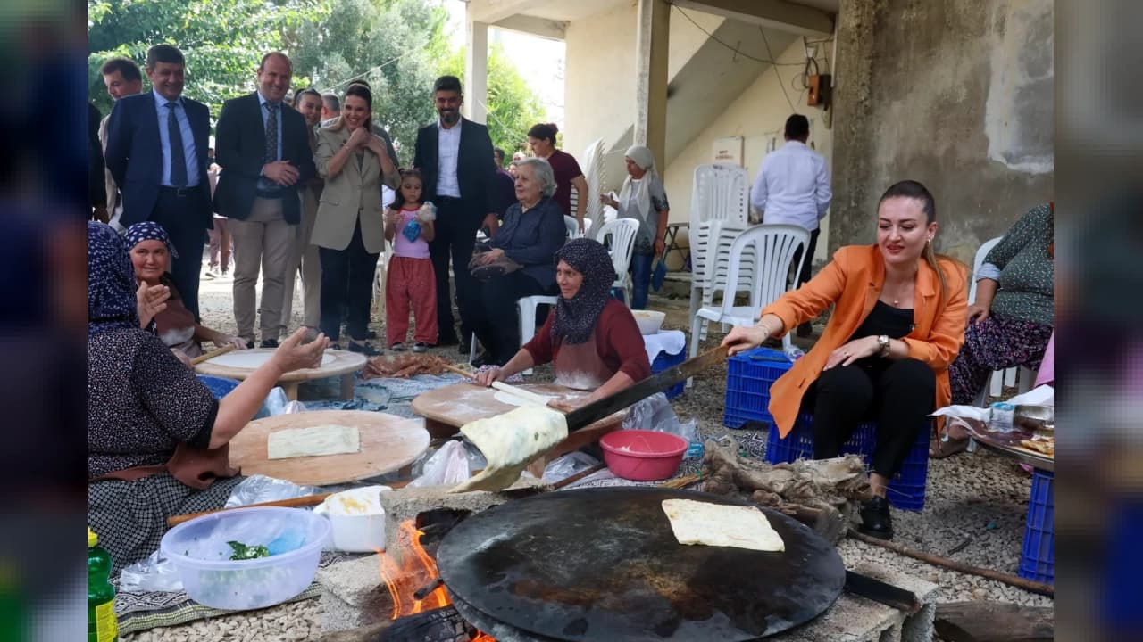 Antalya Büyükşehir Belediyesi Aksu Karaöz'e Hamur Makinesi Hibe Etti