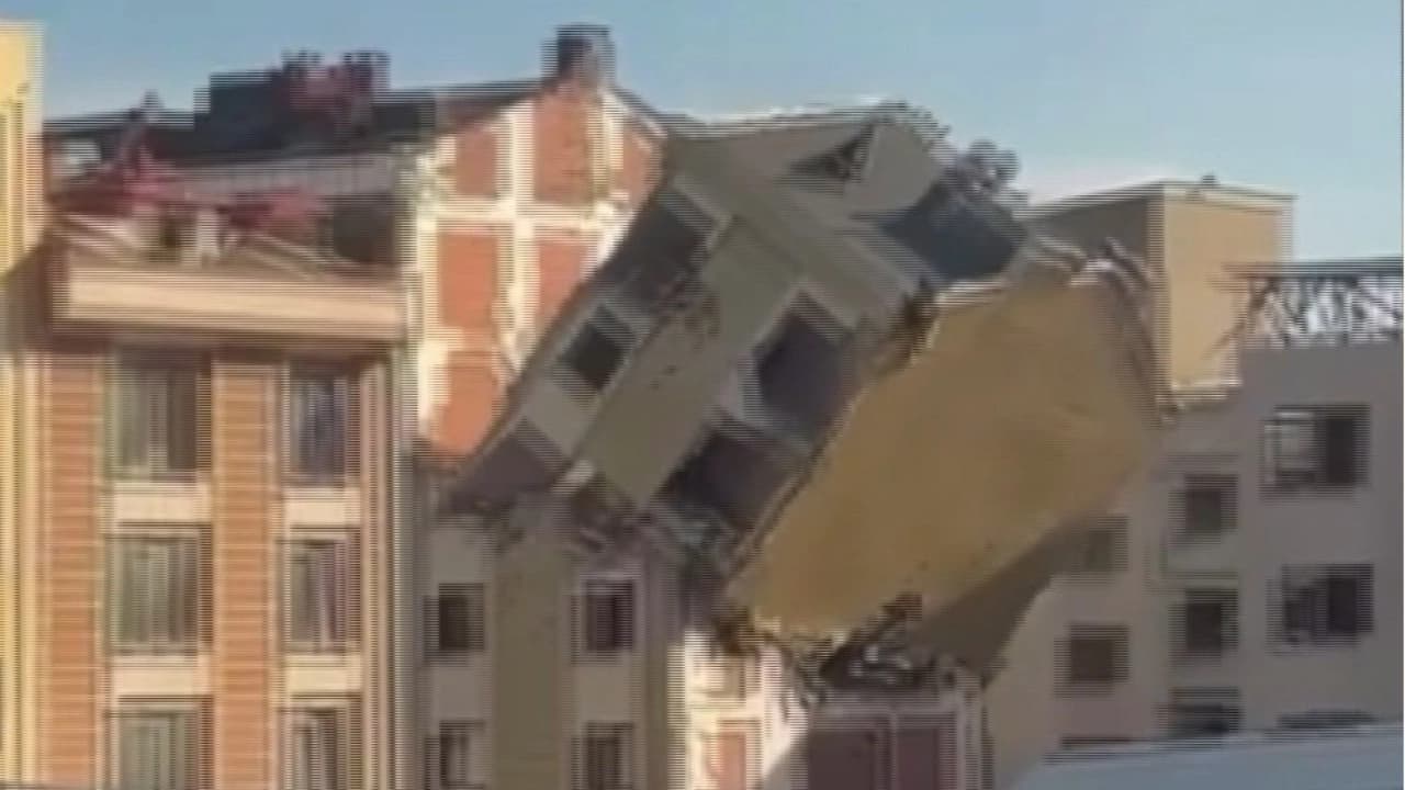 Bayrampaşa'da Yıkılan Binanın Bir Bölümü Askıda Kaldı