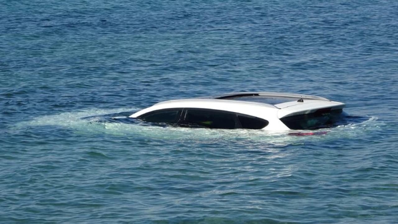 Çanakkale'de el freni çekilmeyen otomobil denize düştü