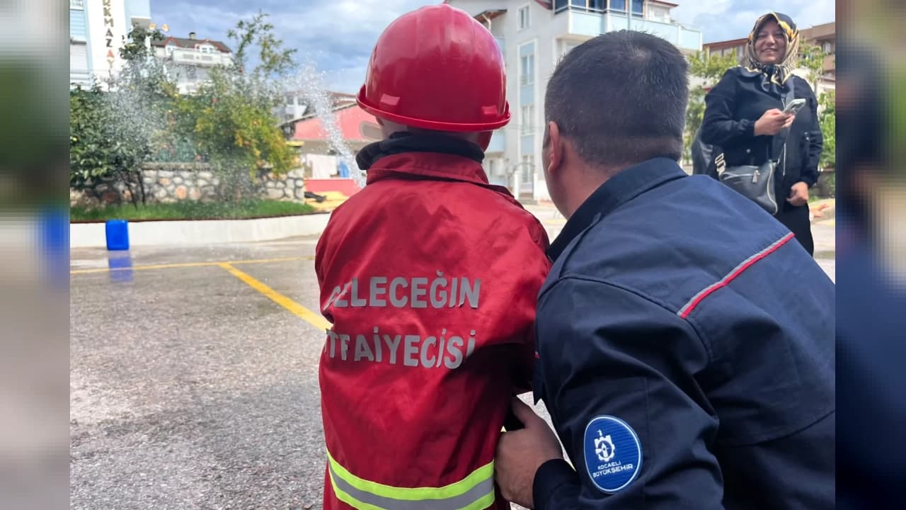 Kocaeli'de minik öğrenciler İtfaiye Haftası'nda itfaiyeyi ziyaret etti