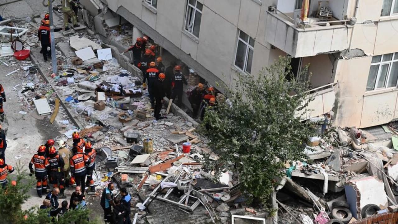 Maltepe'de 7 Katlı Binanın Üç Katı Çöktü: 2 Ölü, 10 Yaralı