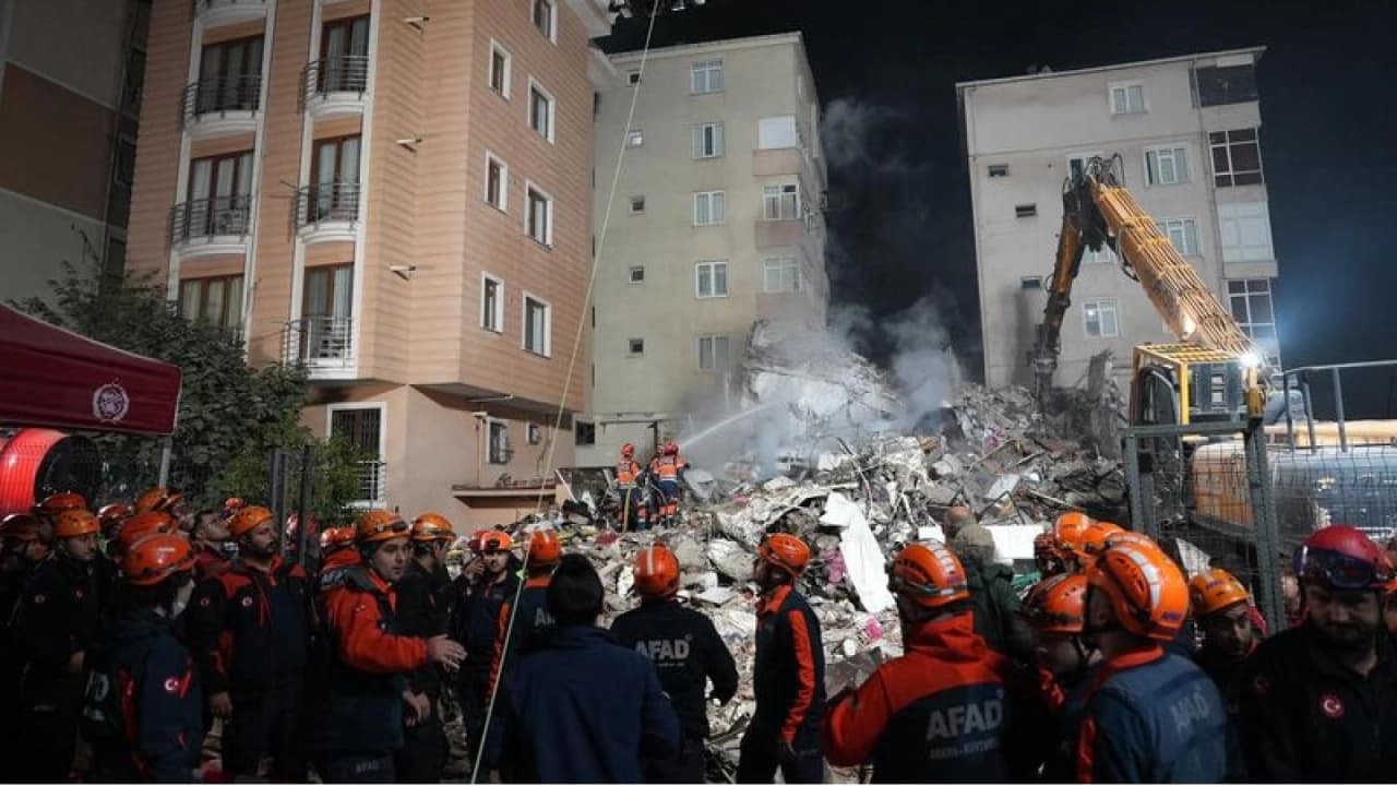 Maltepe'de çöken binada 3 kişinin daha cesedine ulaşıldı