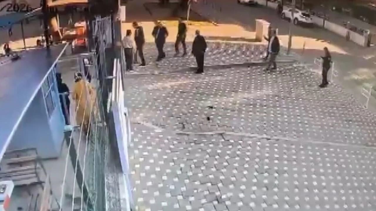 Ödemiş'te ilkokul önünde bekçiye saldıran kişi öğretmen çıktı
