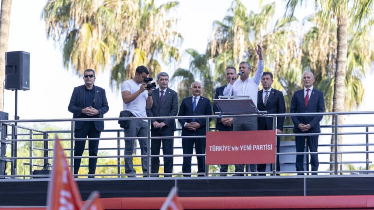 Özgür Özel Mersin'de Belediye Başkanlarına Eşit Yargı İstedi