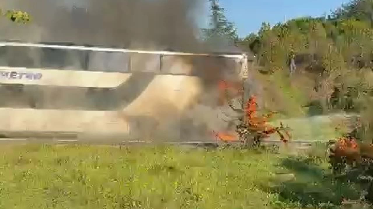 Bayrampaşa'da hal yolunda seyir halindeki otobüste yangın çıktı