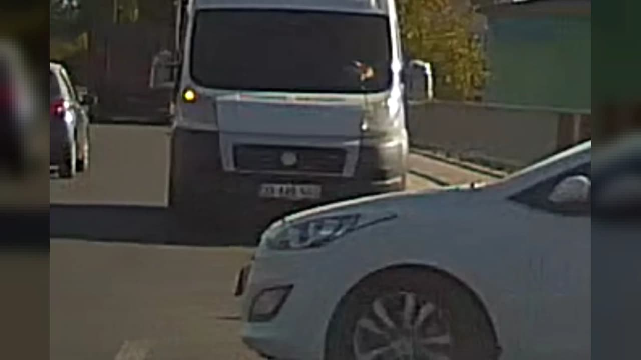 Düzce'de ters yönde ilerleyen ticari minibüs trafiği tehlikeye attı