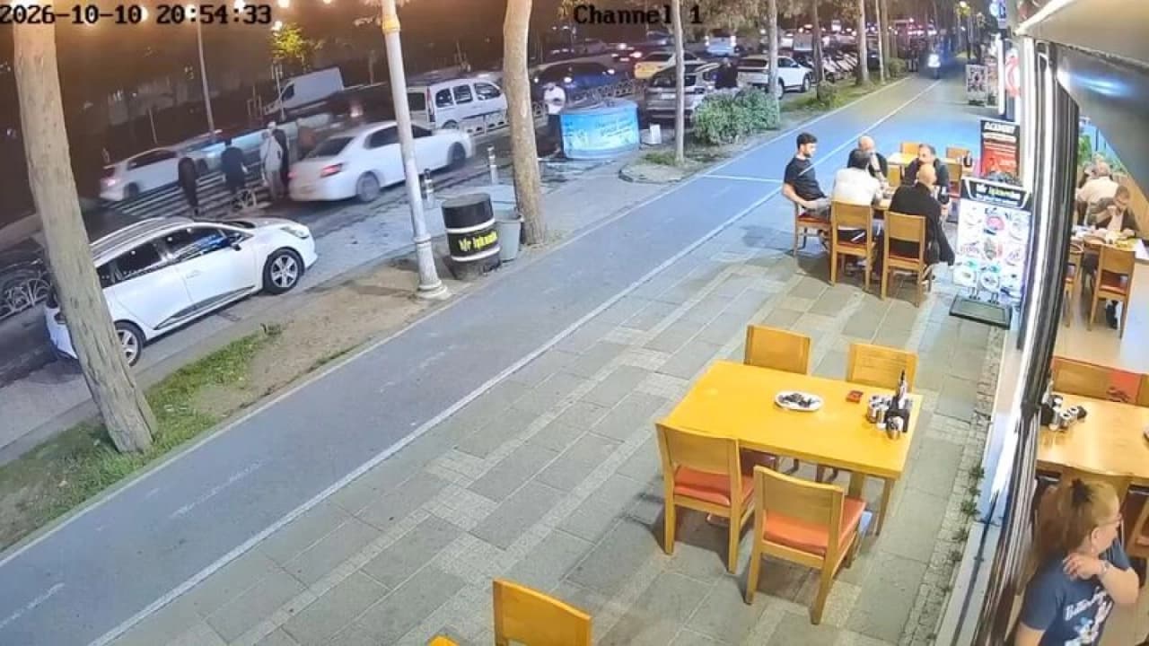 Beylikdüzü'nde Yaya Geçidinde Düşen Kişi Motosiklet Çarpmasıyla Öldü