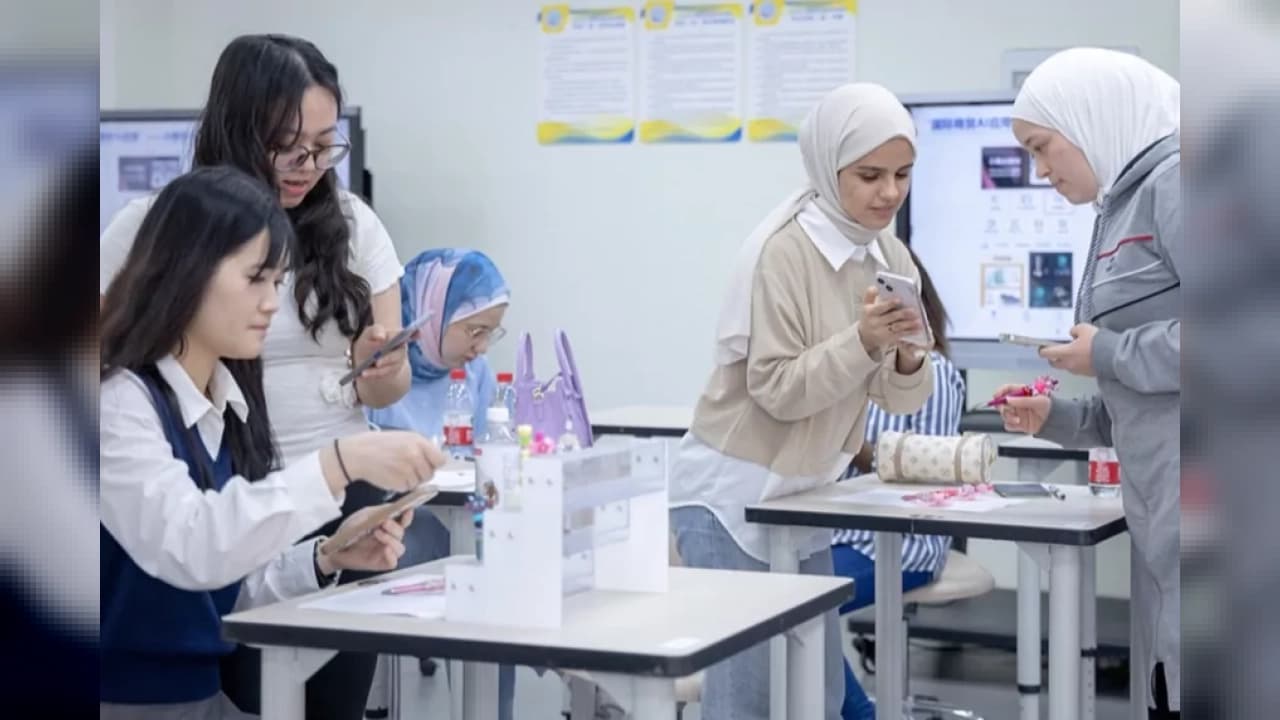 Çin'in Dijital Teknolojilerle Kadınları Güçlendirme Çalışmaları Ele Alındı