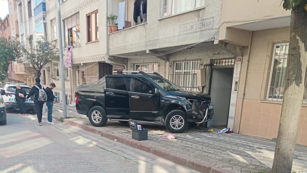 Sultangazi'de park kazası: Aracın çarptığı eşi hayatını kaybetti