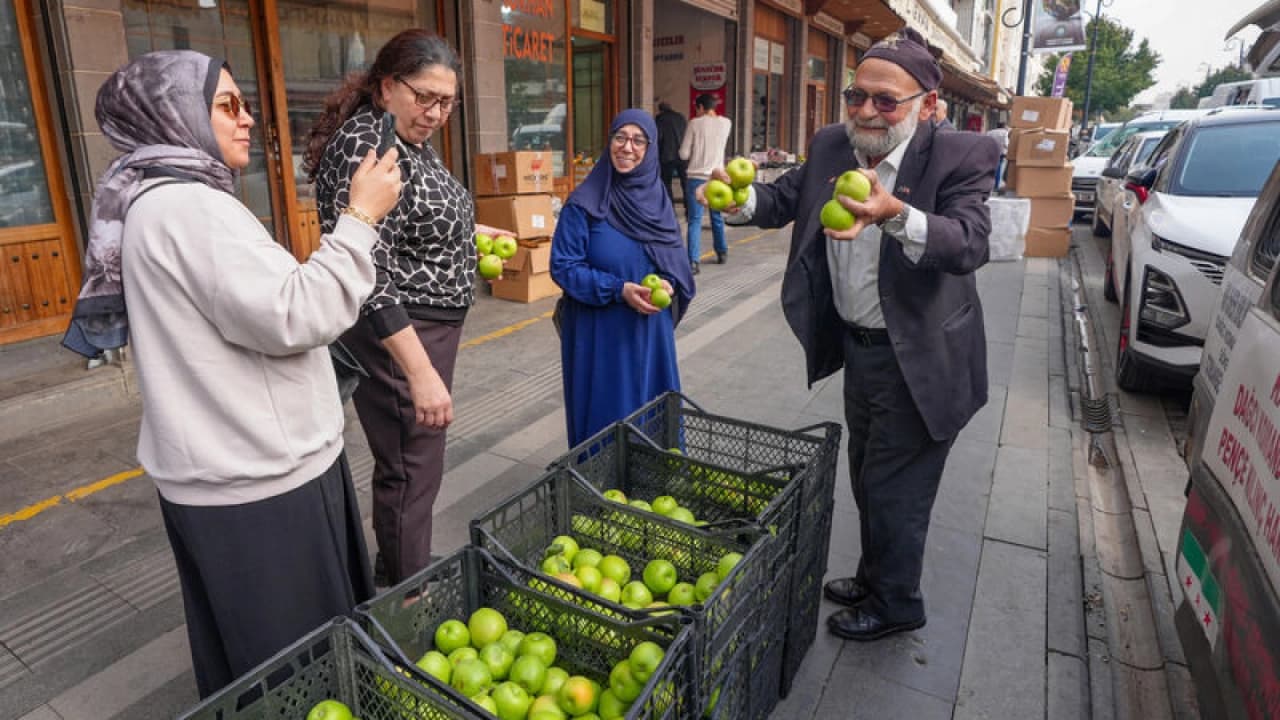 76 yaşındaki Muhammet Yılmaz Diyarbakır'da vatandaşlara ve askerlere elma dağıttı