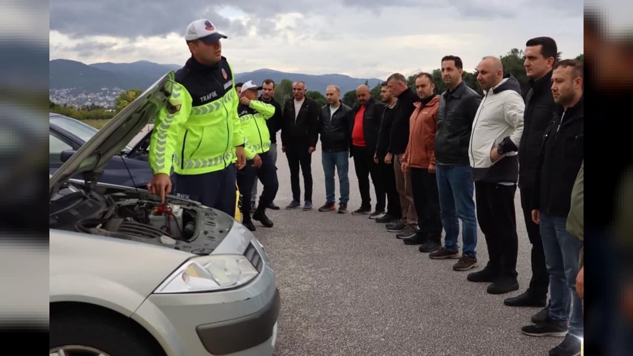 Bursa Jandarma Trafik Okul Komutanlığı'nda şoförlere güvenli sürüş eğitimi verildi