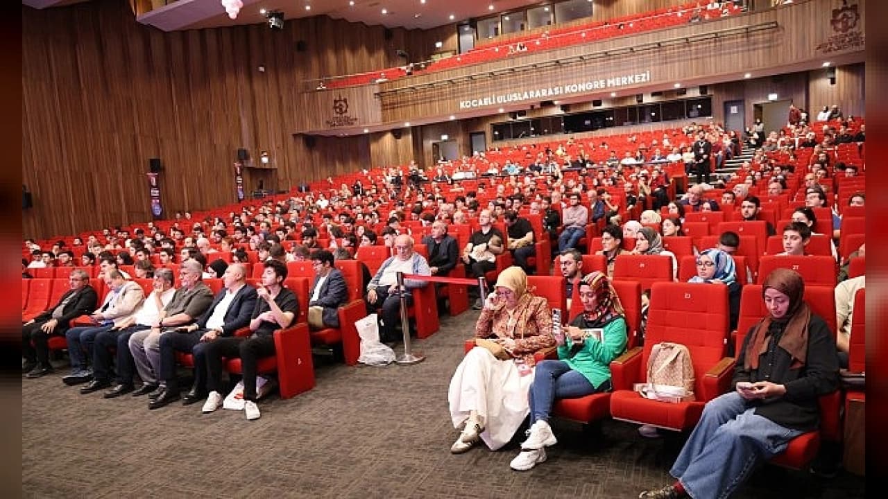 Prof. Dr. Erhan Afyoncu Kocaeli Kitap Fuarı'nda söyleşi düzenledi