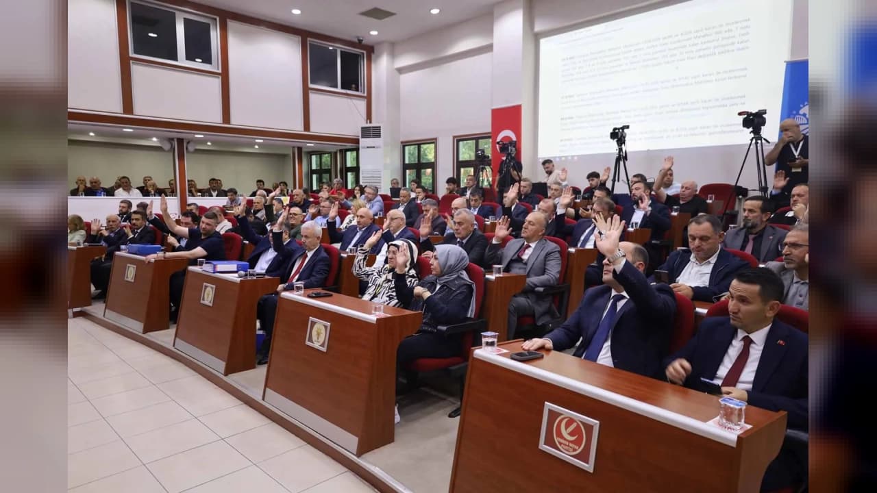 Sakarya Büyükşehir Meclisi'nde 153 kırmızı dolmuşun taksiye dönüşümü onaylandı