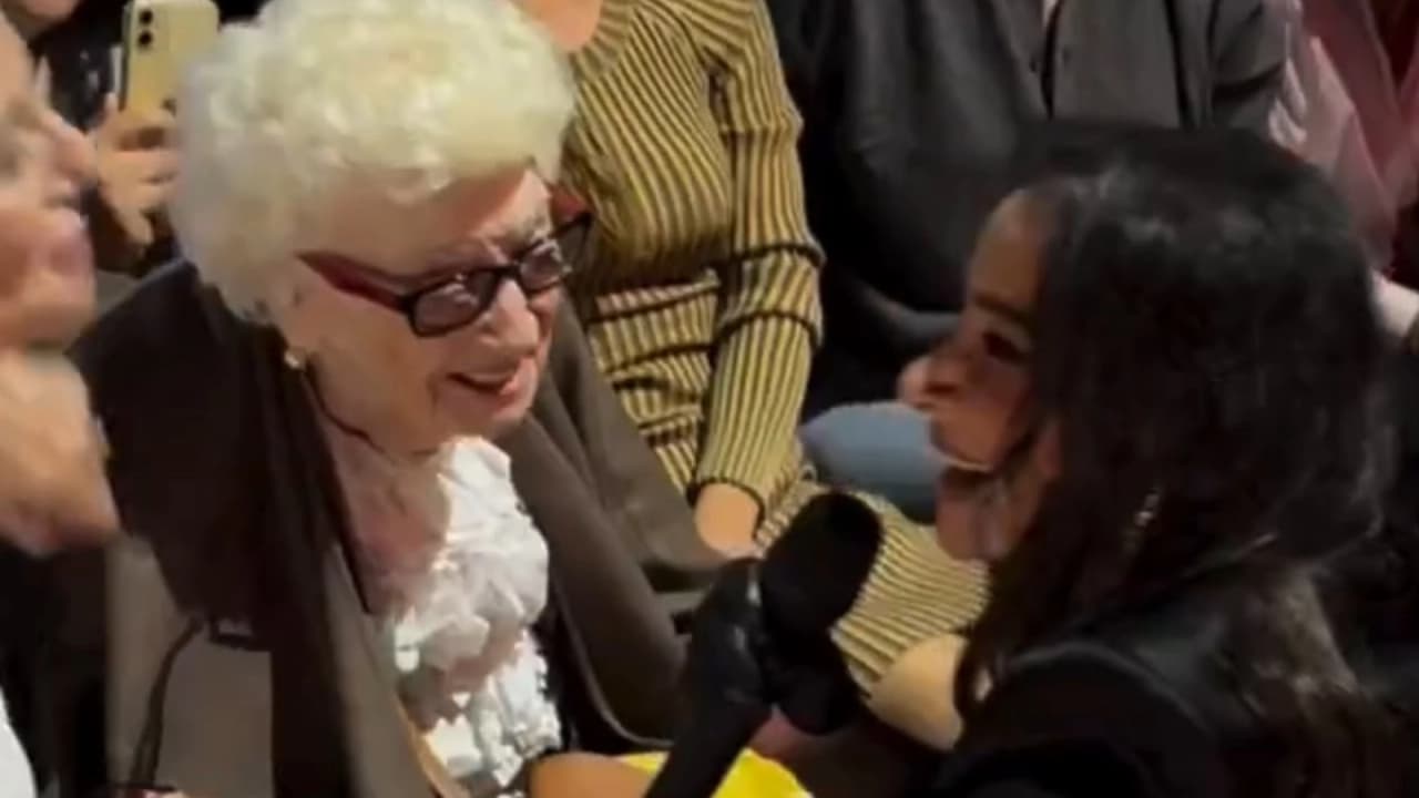 Sıla, İzmir konserinde 101 yaşındaki anneannesiyle bir araya geldi