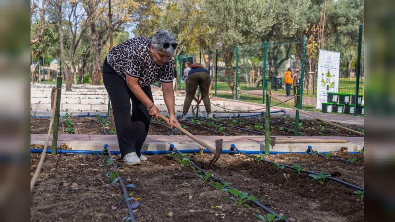 Beyin sapı kanaması geçiren Sevim Hanyalı mahalle bostanında üretiyor