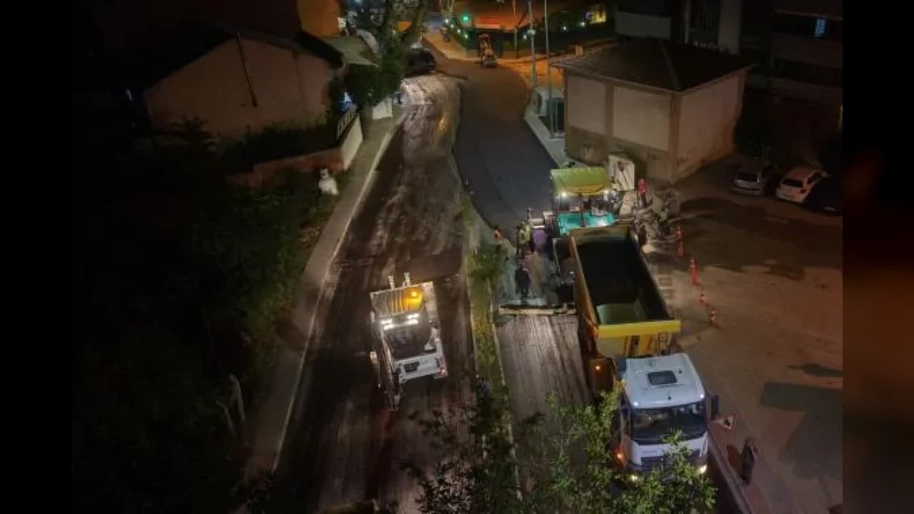 Bursa'da 2. Vatan Caddesi gece asfalt çalışmasıyla yenileniyor