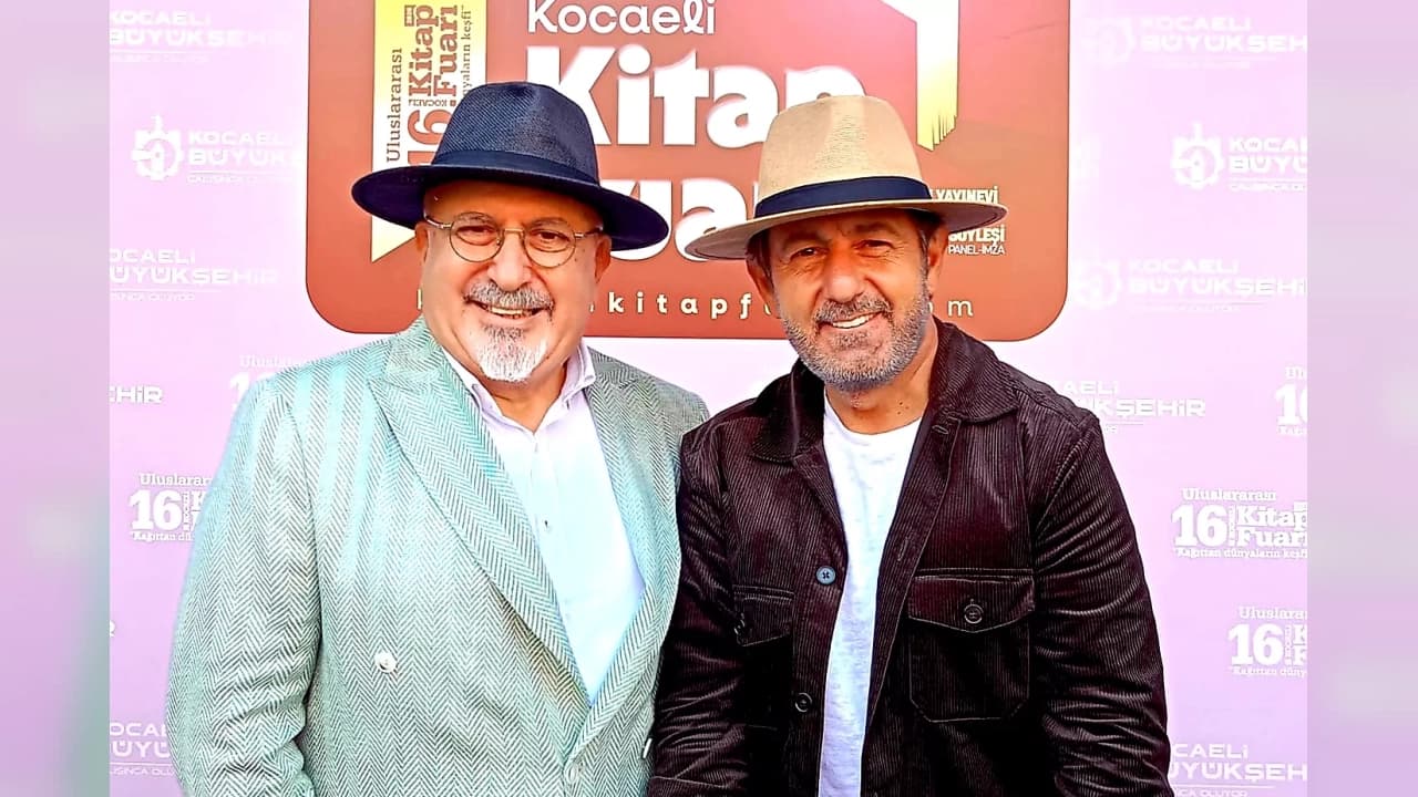 Gazeteci Serhan Asker’e Kocaeli Kitap Fuarı’nda anlamlı şapka hediyesi